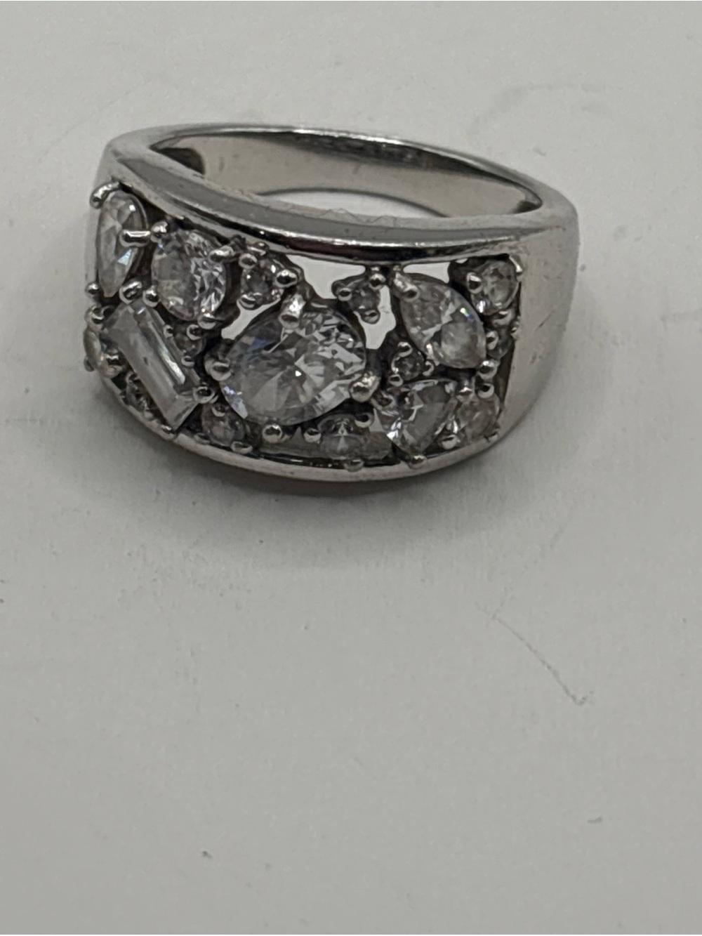 925 STERLING SILVER RING  AND COLORLESS  GEMS SIZE 8